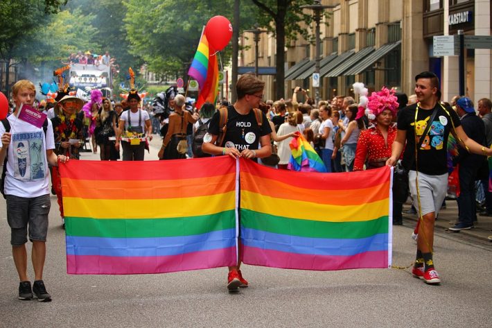 chiesa e omosessualità: foto gay pride